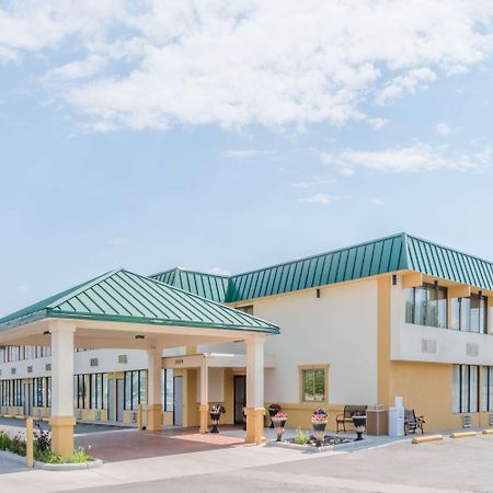 Howard Johnson By Wyndham Gillette Exterior photo